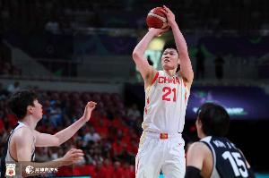 胡金秋本届亚洲杯出场时间队内最多 场均16.5分9.2板均队内第一