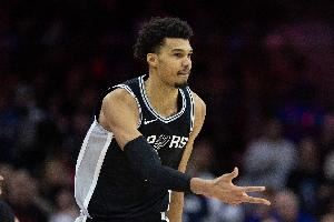 名记：文班最近在一所大学进行了一些全场对抗赛 据说状态非常好