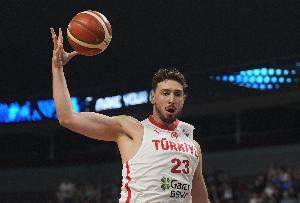 进化了！申京强度拉满硬钢约基奇 28+13+8+关键抢断赢下火龙对决