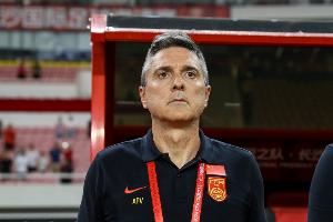 记者：草坪质量差对强队不利，澳大利亚U22没玩命踢似乎接受0-0