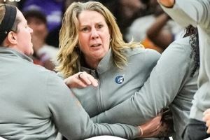 因不满判罚追逐辱骂裁判！里夫被罚WNBA历史最大罚单15000美元！