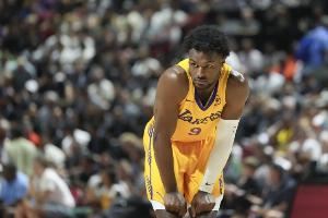 铁！布朗尼11投1中&三分7中1 得到8分2板2助