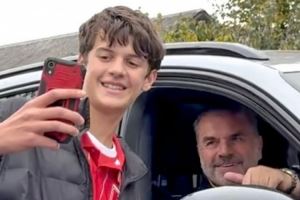 心情还不错！澳波被解雇后离开森林时仍面带笑容与球迷合影