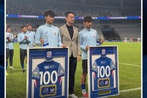 里程碑！申花主场战英博赛前，为汪海健和徐皓阳举办百场仪式