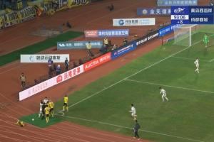 周定洋剪刀脚飞铲引发两队冲突！最终张修维、周定洋各吃一黄！