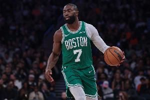 扛起球队！杰伦-布朗半场13中8独得23分 三分7中4