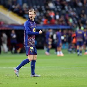 世体：德容和卡萨多欧冠再吃黄牌就要停赛，巴萨快没后腰用了