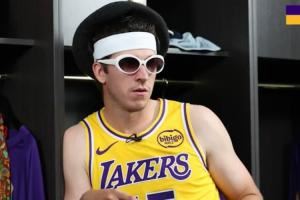 墨镜+帽子如何呢?里夫斯尝试范德比尔特的穿搭:感觉我不适合