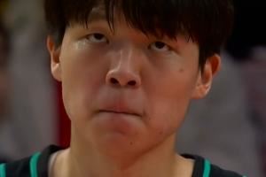 差一点!杨瀚森弧顶空位三分投短砸到篮筐前沿!