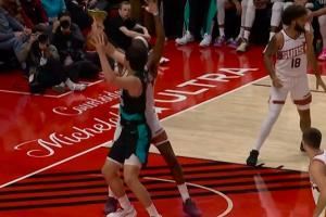 首次出手就命中!杨瀚森低位接球背打 连续转身梦幻脚步打进!